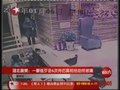 视频：监控实拍蒙面劫匪持仿真枪抢劫酒店前台