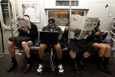 纽约地铁上演大规模“脱裤秀” 号称制造欢乐