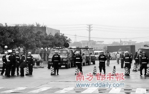 东莞出动装甲车捣毁最大赌场4名警官被查