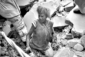 一位被埋在废墟中的妇女在等待救援。