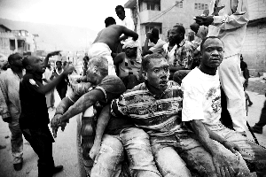 1月12日，海地太子港，地震后受伤的民众被前来救援的拖拉机接走。