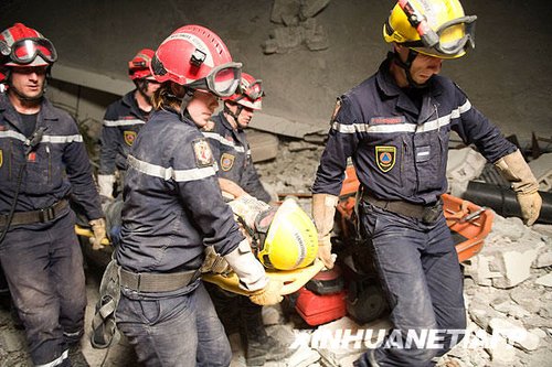 组图:法国救援队救出地震幸存者