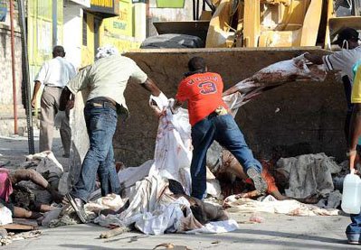 海地灾民用尸体堆成路障 抗议救灾进度缓慢