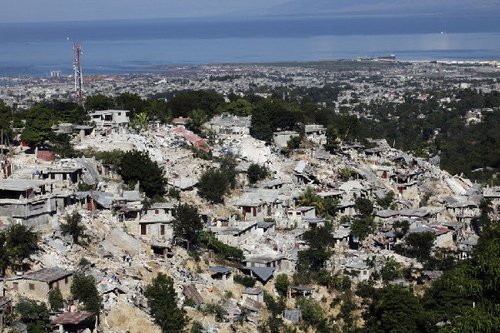 海地震后灾情扫描：劫后太子港开始挖掘集体坟墓