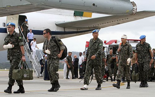 图：一批巴西驻海地维和士兵返回