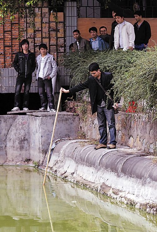 谢家庄卫生所两名医生最早参加抢救了约20分钟,可惜没能救活孩子.图片
