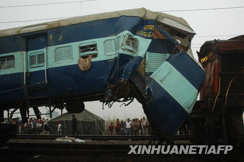 印度两列火车相撞至少3人死亡(组图)