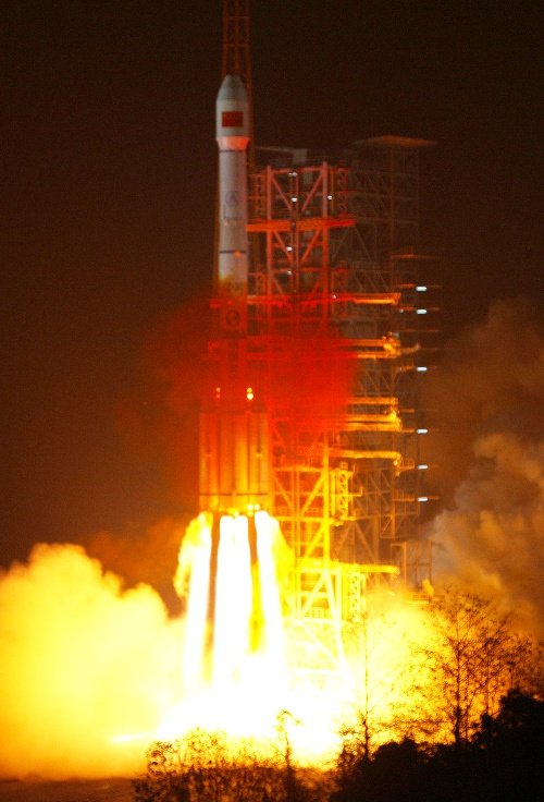 中国在西昌卫星发射中心用“长征三号”运载火箭成功发射第三颗北斗导航卫星. 新华社发(秦宪安 摄)