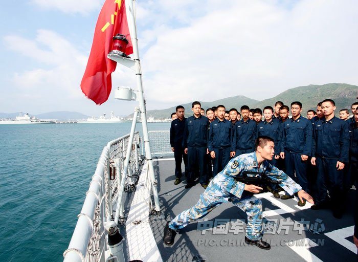 高清:海军特种兵为舰艇官兵示范使用95式短突