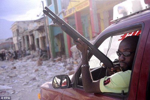 海地灾区治安失控抢劫频发 出现滥用私刑(图)