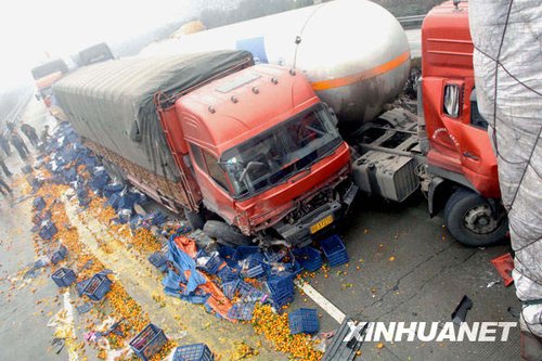 京珠高速13车连环相撞 3死9伤