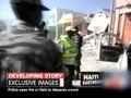 视频：海地警察鸣枪驱散哄抢食物人群