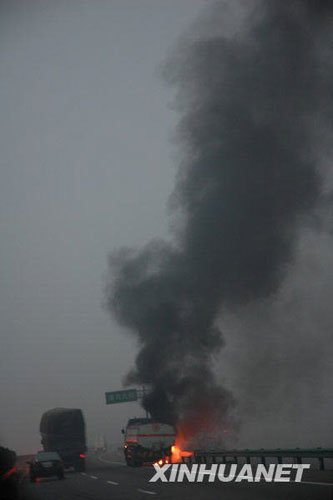组图：西宝高速一辆油罐车起火