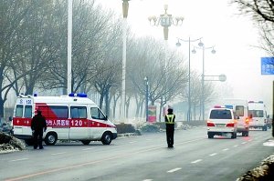 昨日,河北省廊坊市中级人民法院对最高人民法院原副院长黄松有作出一审判决后,车队离开法院。新京报记者 杨杰 摄