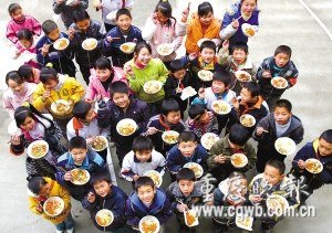 山区小学无力建食堂 学生无午餐灌自来水(图)