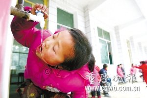 山区小学无力建食堂 学生无午餐灌自来水(图)