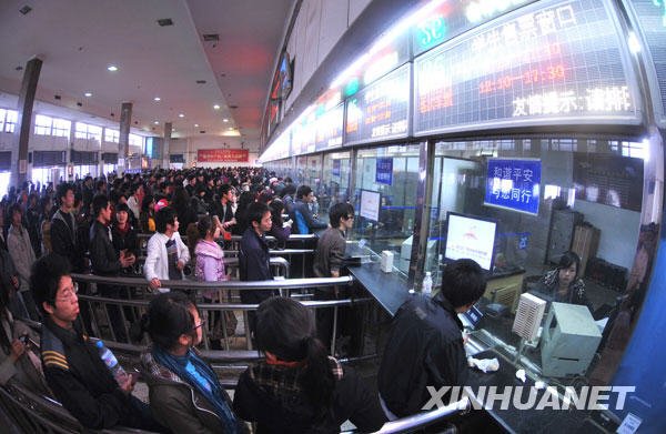 组图:长沙火车站迎来春运售票高峰