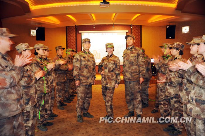 高清组图:<em>广空</em>某指挥所多才多艺<em>女兵</em>进军营_新