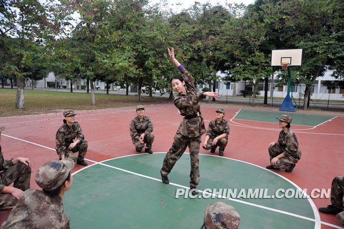 高清组图:<em>广空</em>某指挥所多才多艺<em>女兵</em>进军营_新