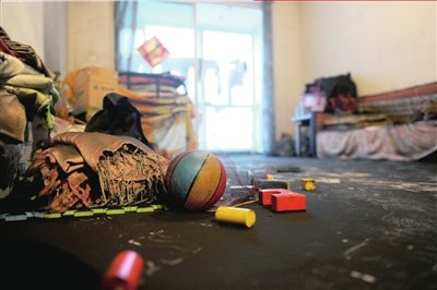 601客厅内的地面已黑成一片,地面上还留有小孩的玩具。本报记者朱嘉磊摄