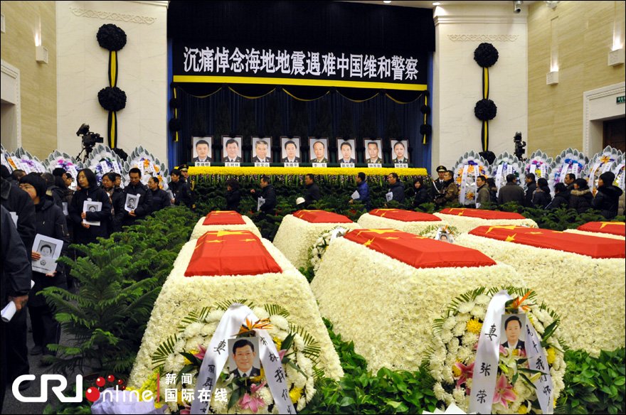 各界人士行鞠躬礼后，排队瞻仰烈士遗像。孙亚萍摄影