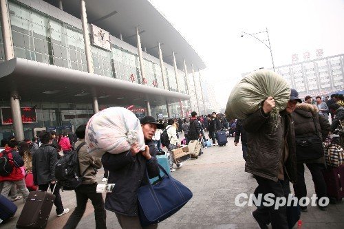 组图:成都火车站春运车票开始发售