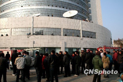 组图:扬州广播电视中心办公大楼着火