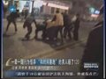 视频：男子未赶上车晕倒 苏醒后狂砸120急救车