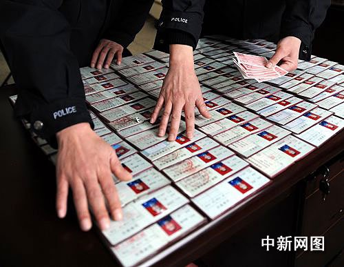 徐州男子身揣93张学生证买火车票当场被查获