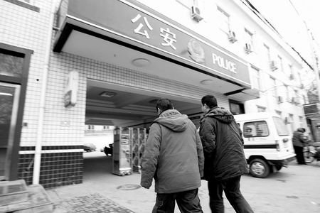 1月20日，武天义（左）在记者陪同下向警方自首。