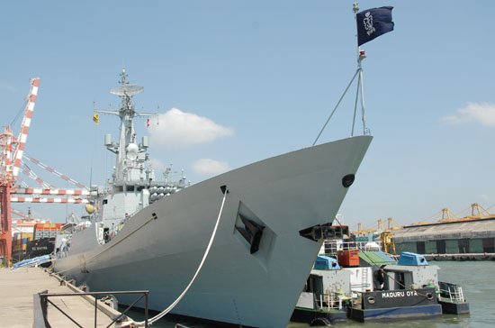 斯里兰卡海军司令Thisara Samarasinghe海军中将1月16日登上抵达科伦坡港的巴基斯坦海军“沙姆谢尔”号(舷号252)护卫舰。他受到Neimatullah舰长的热烈欢迎。