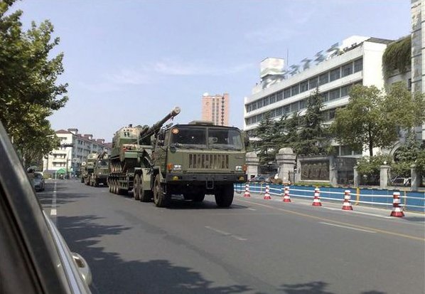 组图解放军05式自行火炮乘重型运输车过闹市