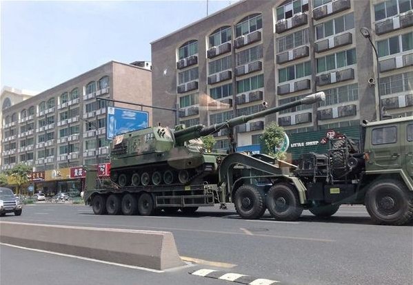组图解放军05式自行火炮乘重型运输车过闹市