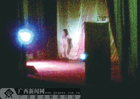 几名<em>女子</em>小镇<em>电影院</em>里跳脱衣舞持续数月(图)_
