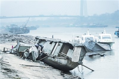 武汉汉江失控船引多船连环相撞 4小船翻沉(图)