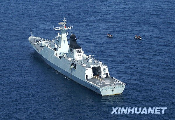 组图:我护航编队在亚丁湾驱离疑似海盗船
