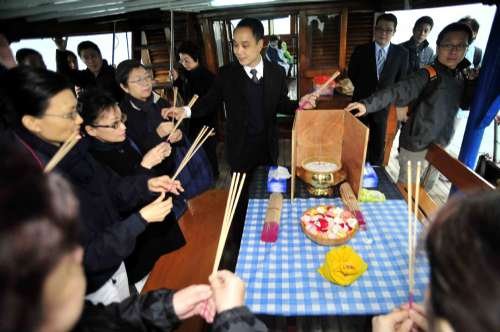 香港六家庭集体海葬先人骨灰 港府提供免费邮轮