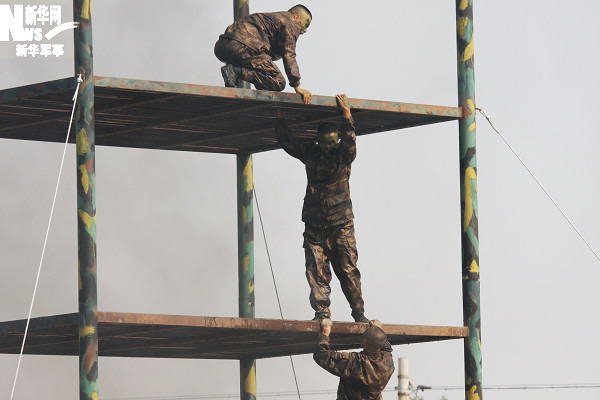 高清图:惊心动魄!我军特战勇士意志障碍训练