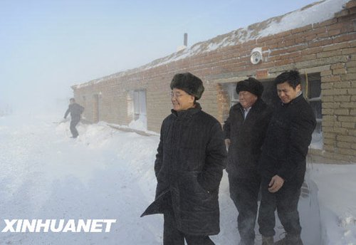 温家宝总理在新疆考察雪灾