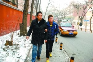 曾安全（左）和潘文杰（右）在北京街头。淡蓝网供图