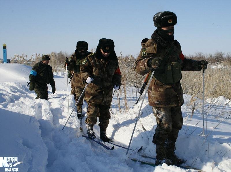 高清图中哈两国边防部队大雪中联合搜索执勤