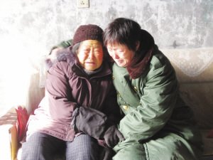 孝顺儿媳隐瞒病情照顾老人(图)