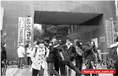 学校暗度陈仓租场地补课 不准学生穿校服(图)