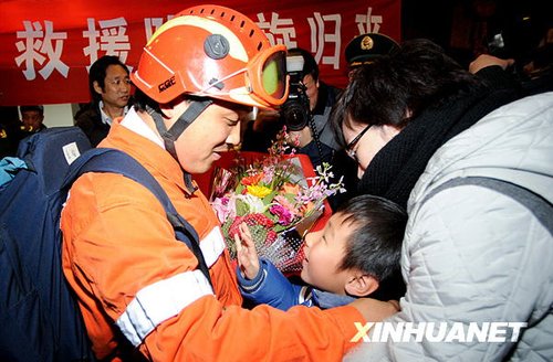 中国救援队圆满完成任务 抵达首都国际机场