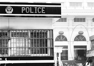 仙桃沔阳剧场演脱衣舞 对面就是警务室