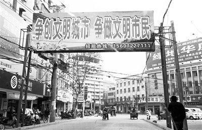 仙桃沔阳剧场演脱衣舞 对面就是警务室