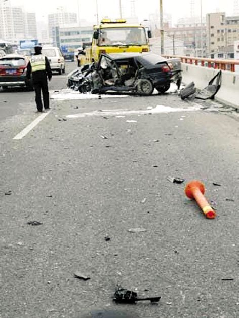大桥上撞车后果很严重