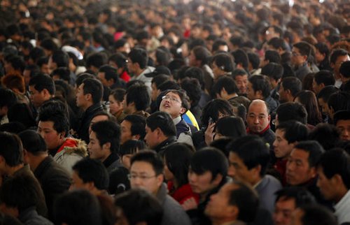 1月26日，在上海火车站，等待购票的旅客人山人海。