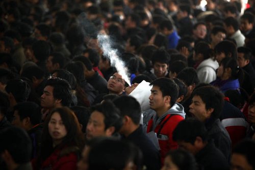 1月26日，在上海火车站，等待购票的旅客人山人海。