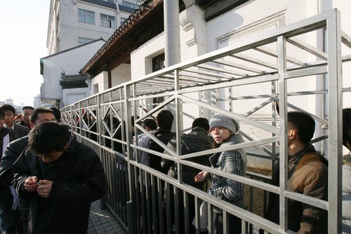 组图：苏州一售票处让买票者在铁笼中排队